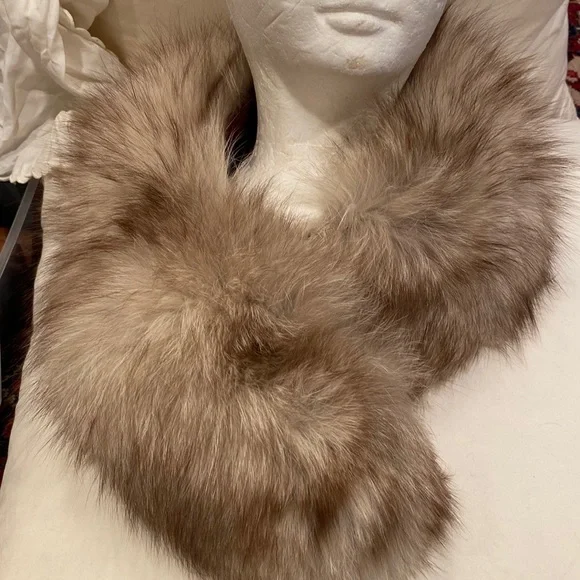Vintage light color blond fur neck collar goes on jackets or coats